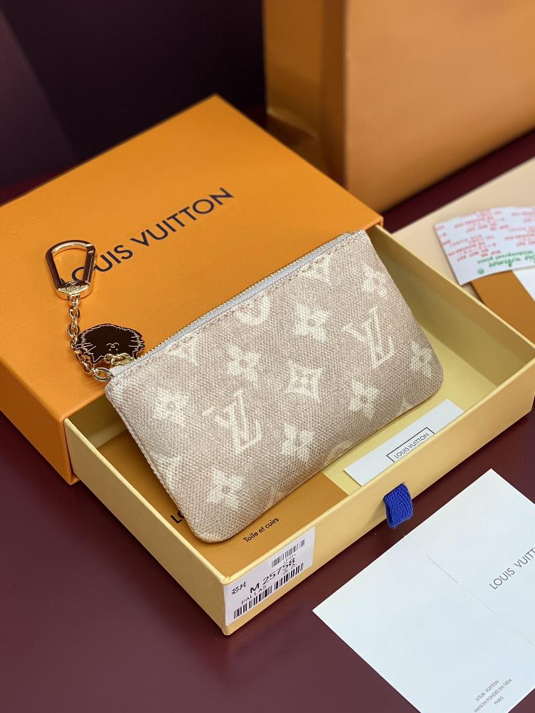 M25758 Cat Small Keybag Pochette Cls Keybag is designed by legendary fashion icon and arti