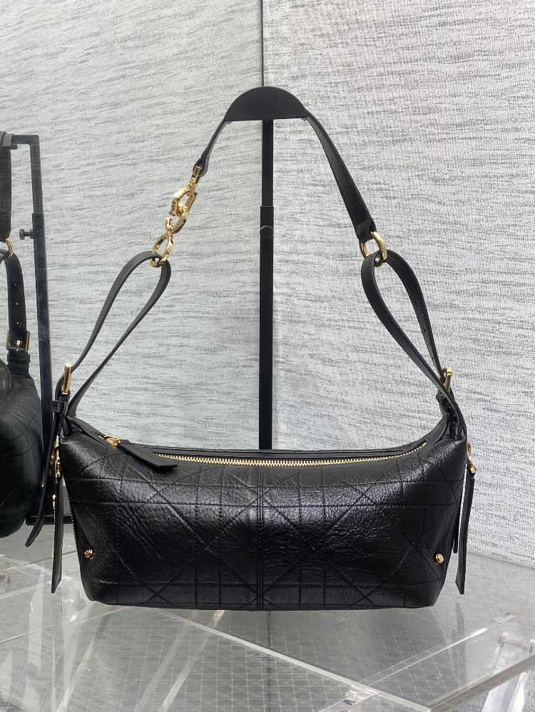 Small DJourney handbagThis DJourney handbag has a soft texture and a modern design that re