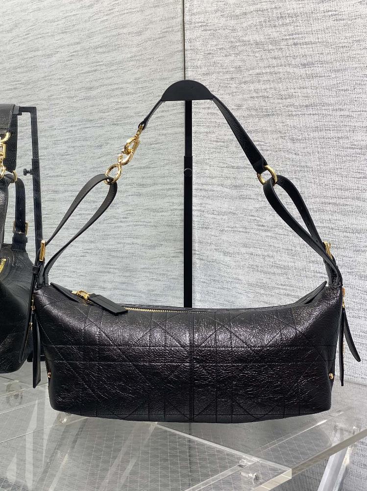 DJourney Medium HandbagThis DJourney handbag has a soft texture and a modern design that r