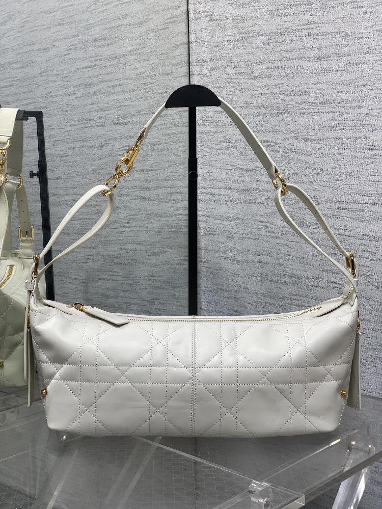 DJourney Medium HandbagThis DJourney handbag has a soft texture and a modern design that r