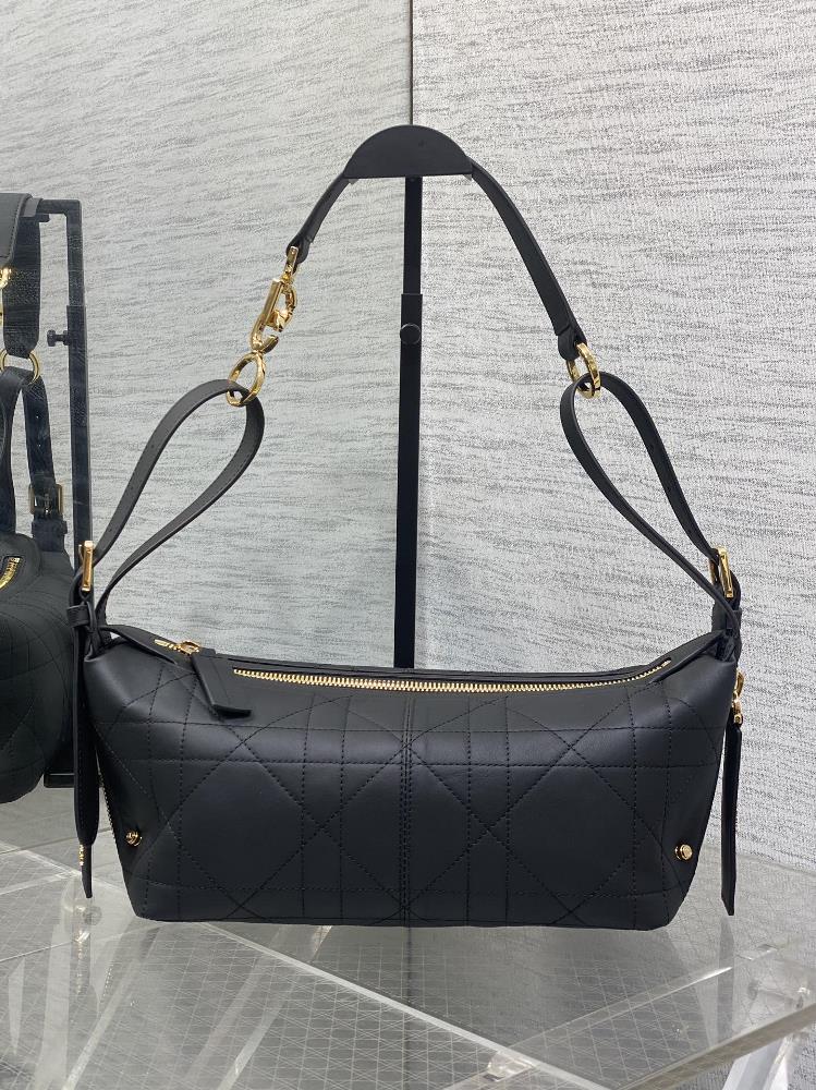 Small DJourney handbagThis DJourney handbag has a soft texture and a modern design that re