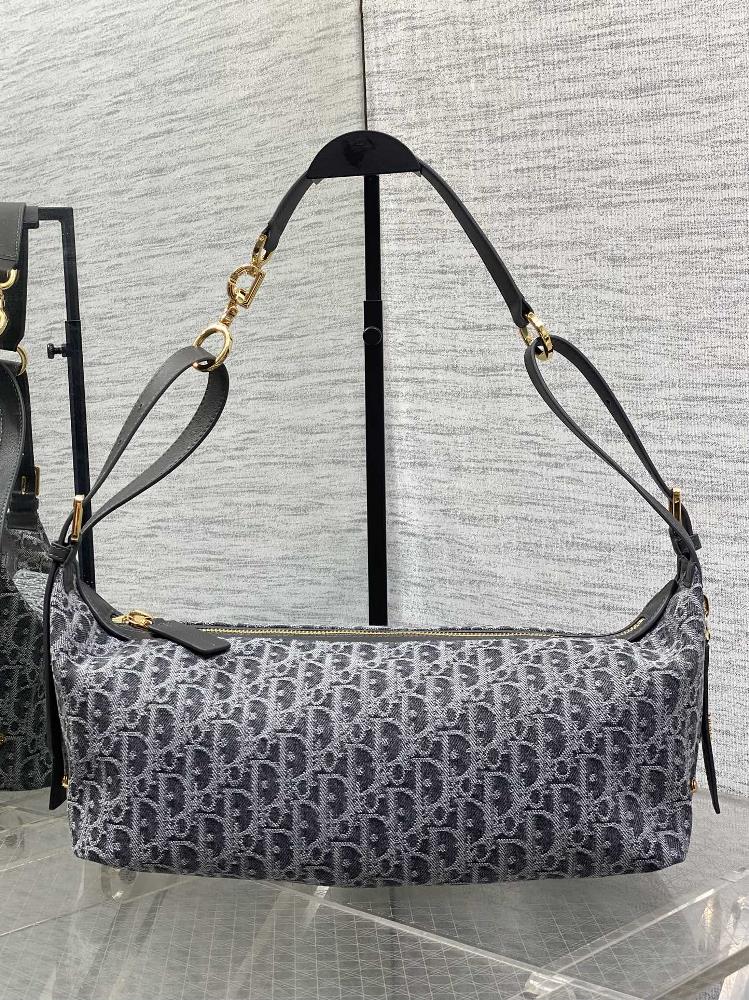 DJourney Medium HandbagThis DJourney handbag has a soft texture and a modern design that r