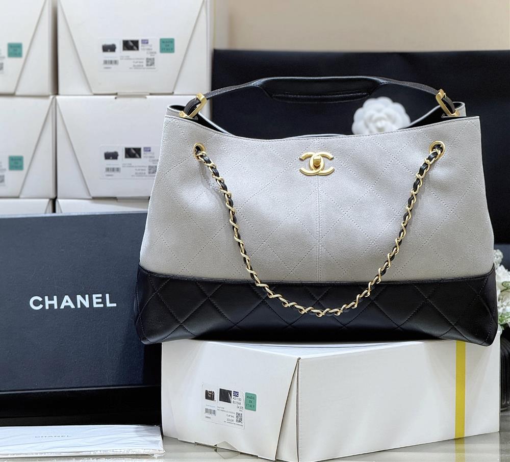 Large size in stock Celebrate25A Advanced Handicraft WorkshopZP 59500 purchasedChanel 25A suede color blocked HoboEvery year the highend handicraft