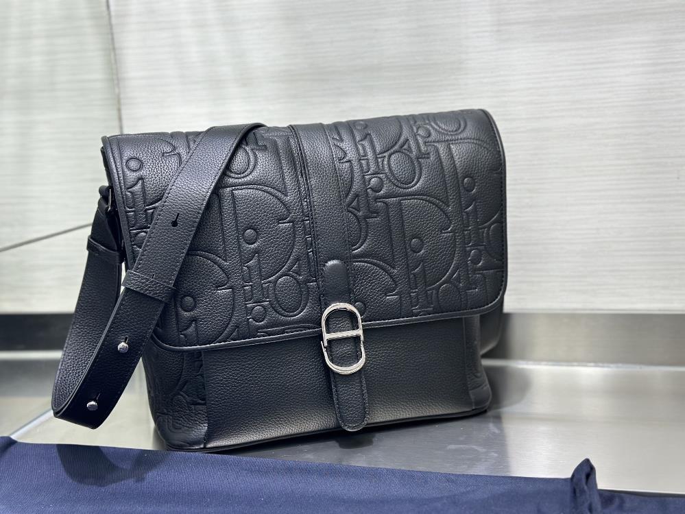 This Dior Daily flip messenger bag is a new addition to the fall 2025 mens clothing collection showcasing an elegant and practical design Dior Grav