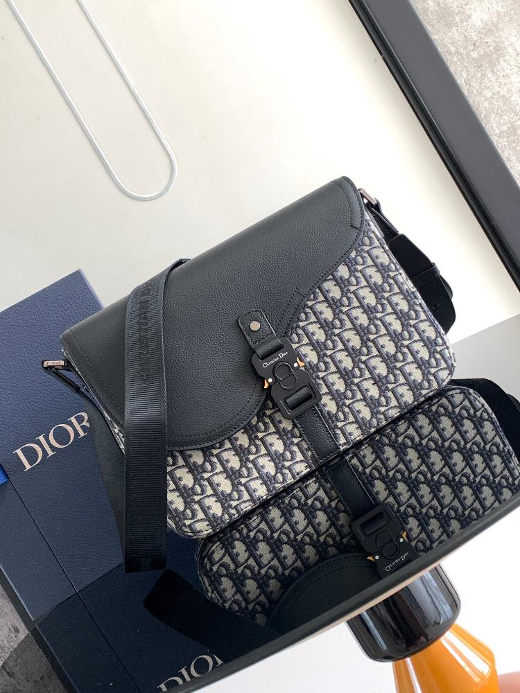 The Dior large saddle messenger bag features a classic design showcasing exquisite elegance and elevating the style of the saddle series Adorned wi