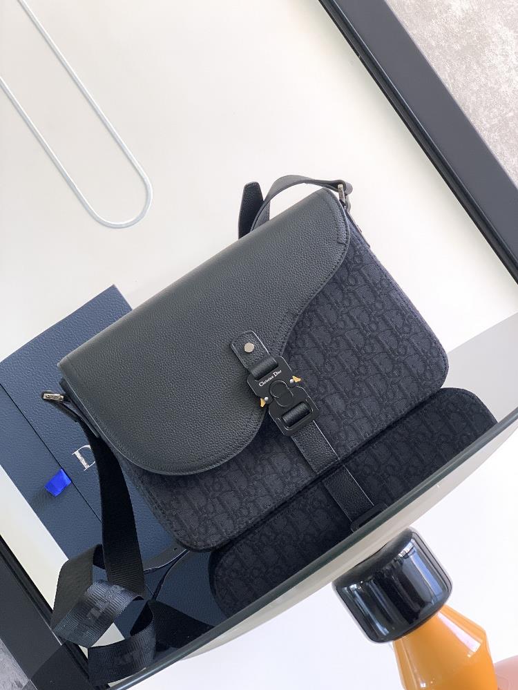 The Dior large saddle messenger bag features a classic design showcasing exquisite elegance and elevating the style of the saddle series Adorned wi
