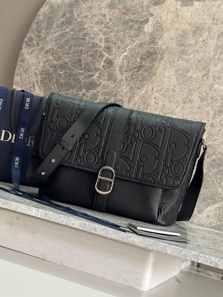 Dior Daily Flip Messenger BagNumber 1ESME197LLG93925This Dior Daily flip messenger bag is a new addition to the fall 2025 mens clothing collection