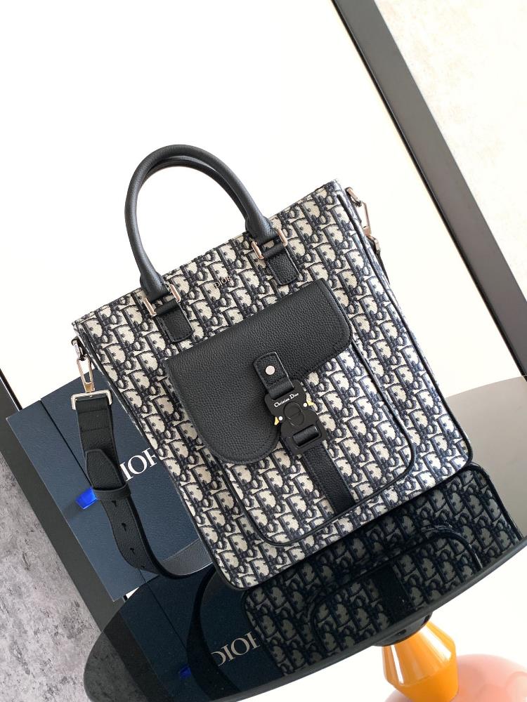 The Dior saddle handbag is a new product in the 2024 winter mens clothing series practical yet stylish Crafted with carefully crafted apricot Obli