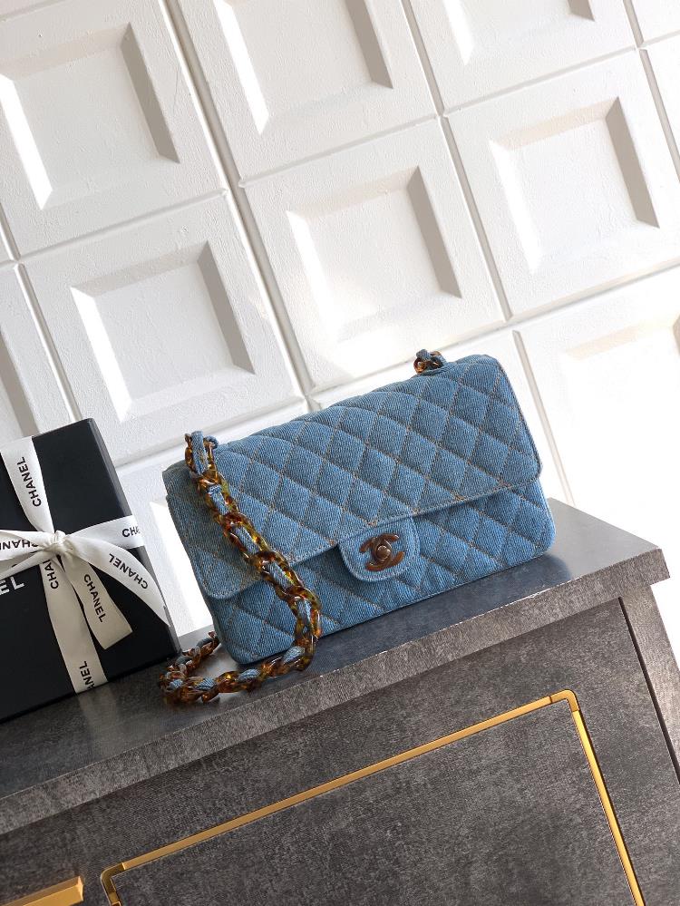 The large 25cm OHANELCF classic legendary bag combines the unique charm of time and the unique charm of resin material The resin amber used CF select