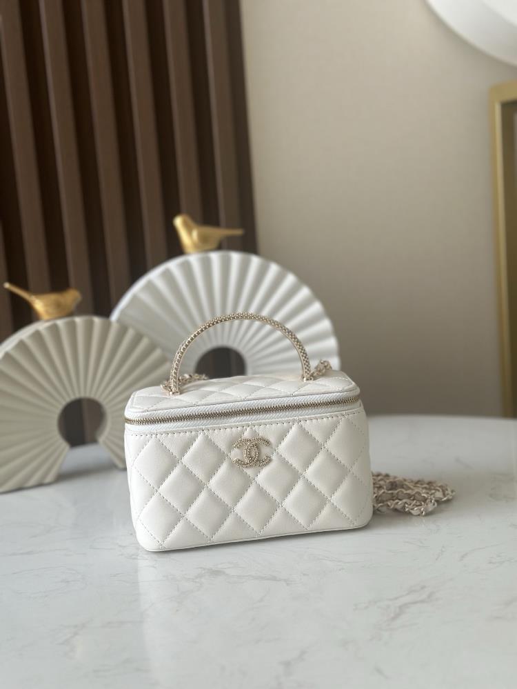 Complete packaging box makeup box 25B waterdrop diamond sparkling diamond Chanel pearl handle logo water diamond designThe handle is truly stunn