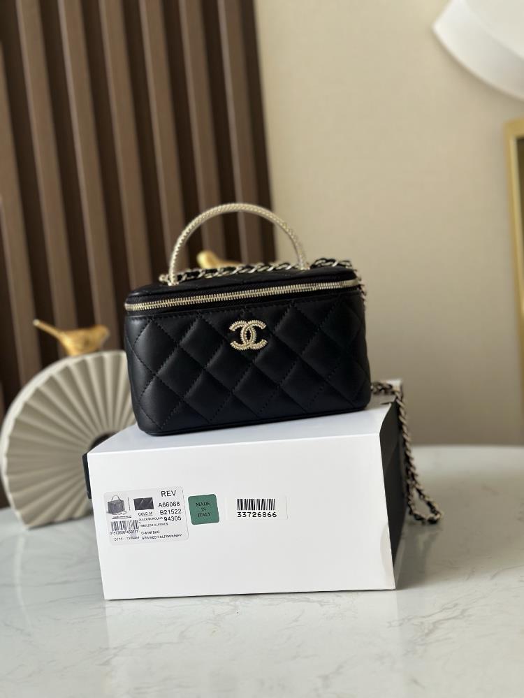 Complete packaging box makeup box 25B waterdrop diamond sparkling diamond Chanel pearl handle logo water diamond designThe handle is truly stunn