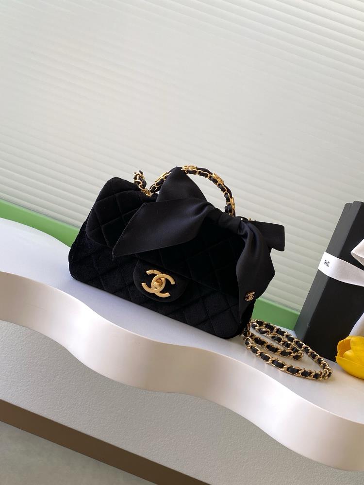 The 25K series velvet bow CF handle bag is made of black velvet material with a delicate touch and a super premium micro matte texture Classic diamo
