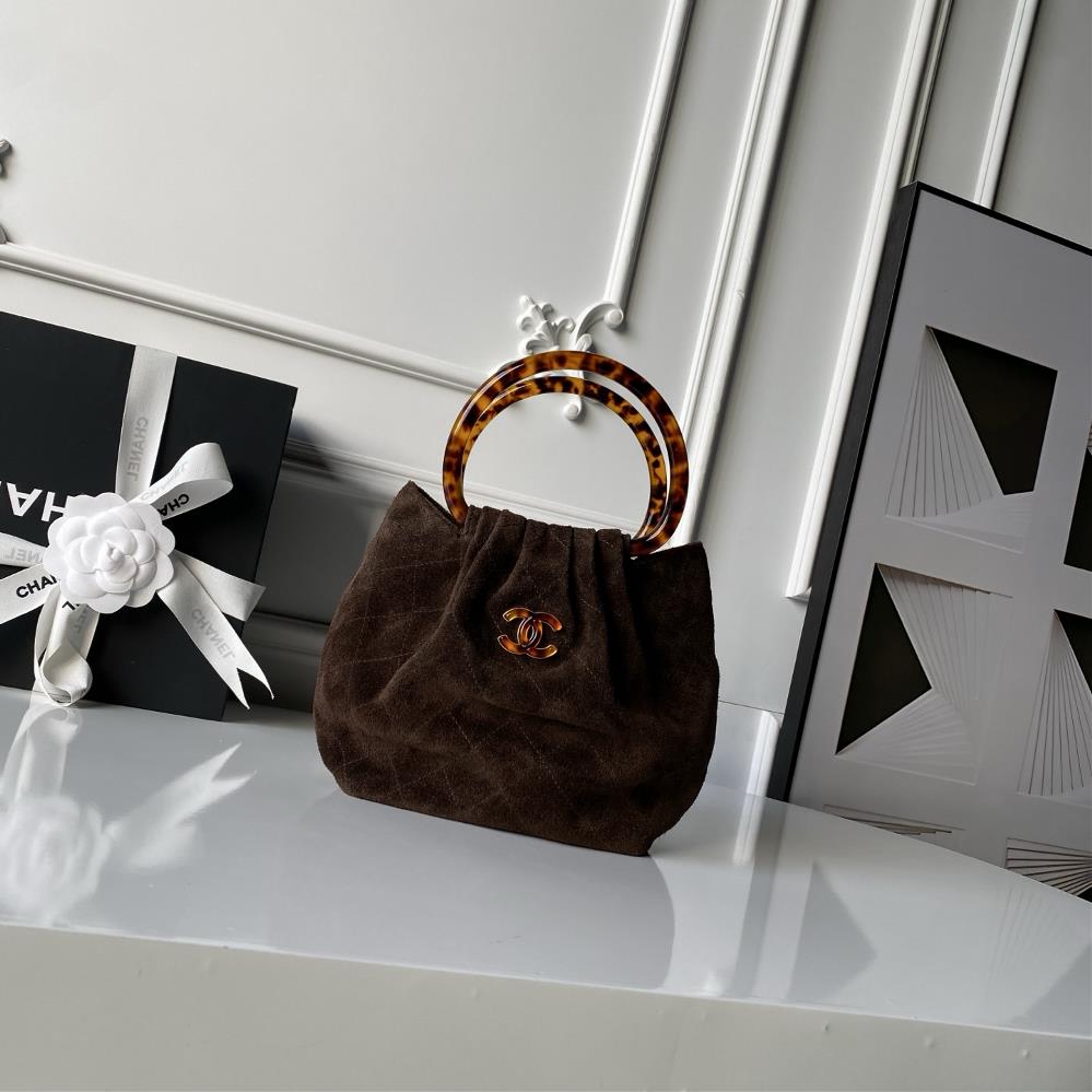 The collection level design of CHANEL26C autumn and winter series AS6022 hawksbill handle suede bucket bag perfectly blends French retro and modern pr