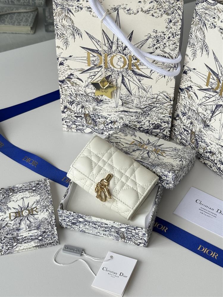 My Dior Glycine WalletThis My Dior Glycine wallet is exquisite practical and unique Crafted with lamb leather and adorned with rattan plaid patte