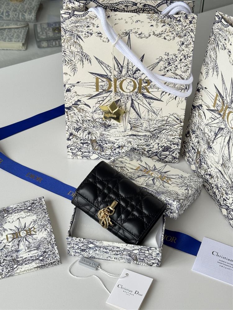 My Dior Glycine WalletThis My Dior Glycine wallet is exquisite practical and unique Crafted with lamb leather and adorned with rattan plaid patte