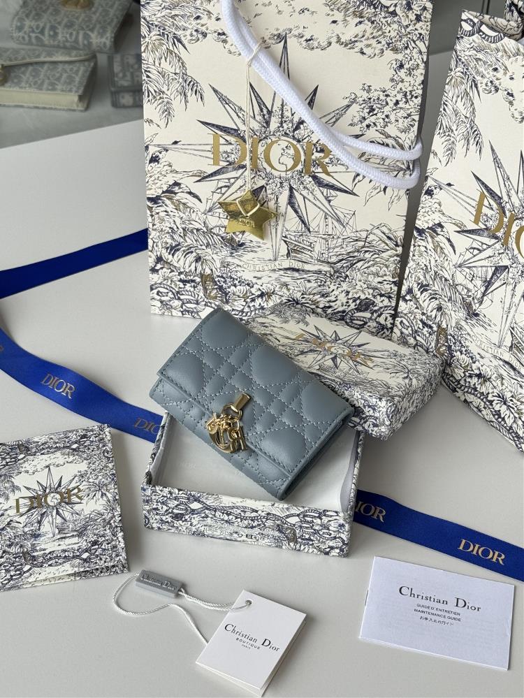 My Dior Glycine WalletThis My Dior Glycine wallet is exquisite practical and unique Crafted with lamb leather and adorned with rattan plaid patte