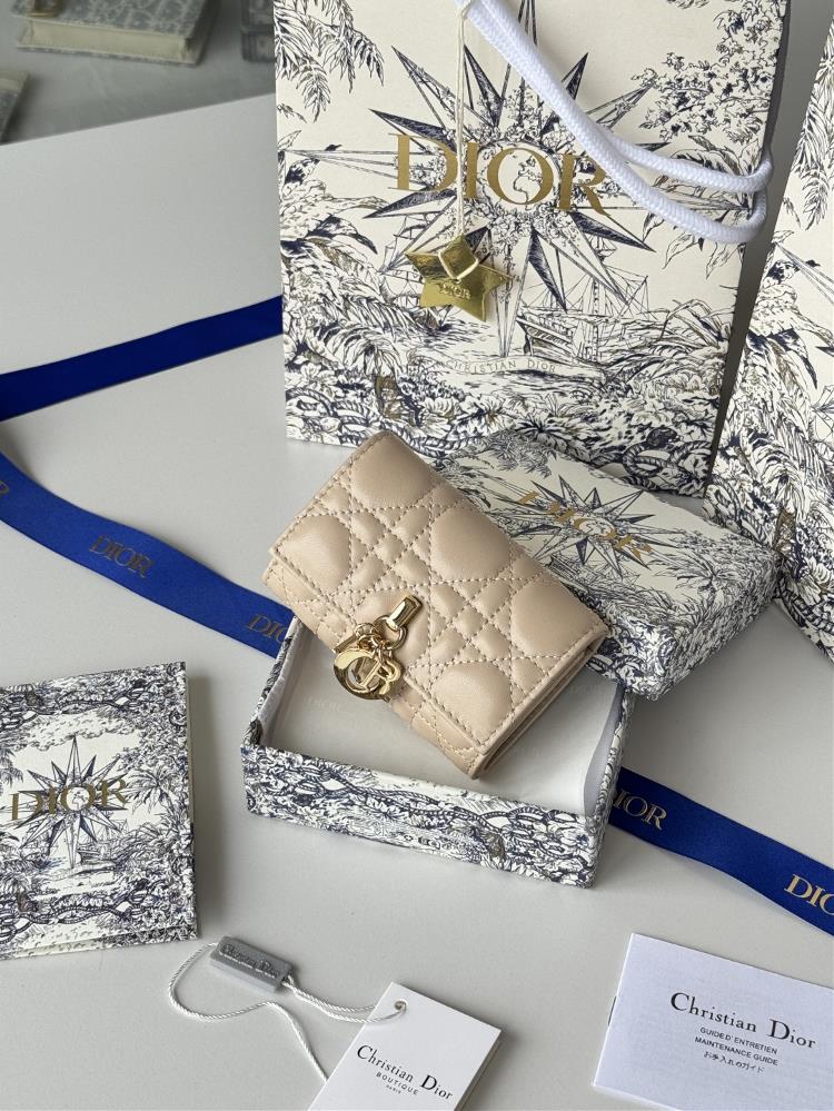 My Dior Glycine WalletThis My Dior Glycine wallet is exquisite practical and unique Crafted with lamb leather and adorned with rattan plaid patte