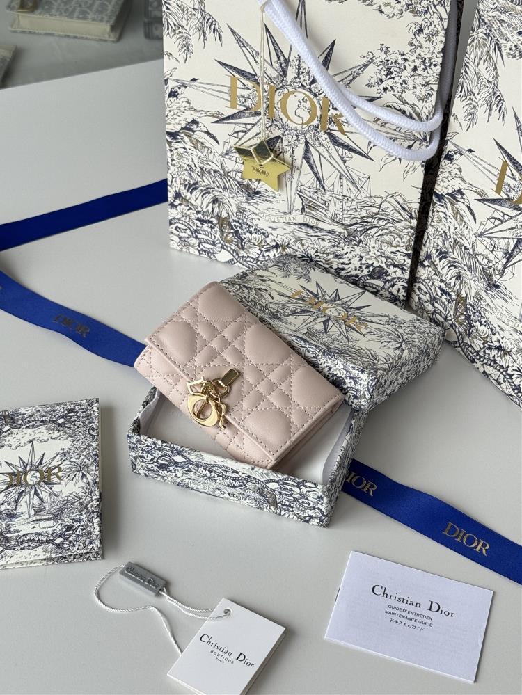 My Dior Glycine WalletThis My Dior Glycine wallet is exquisite practical and unique Crafted with lamb leather and adorned with rattan plaid patte