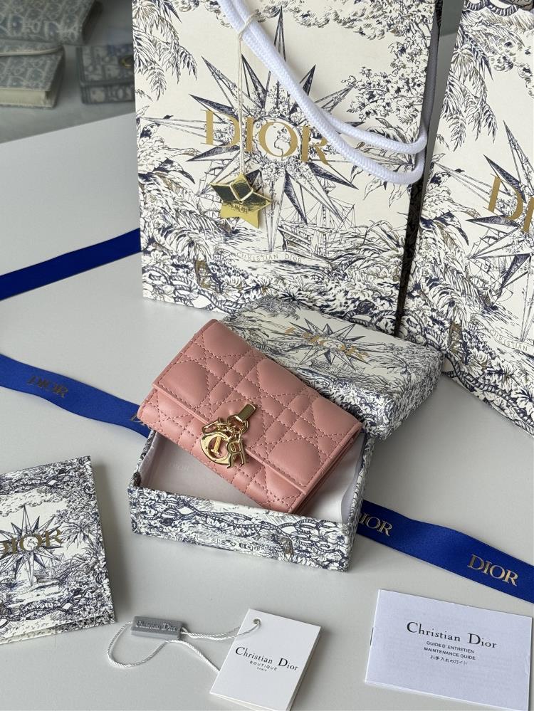 My Dior Glycine WalletThis My Dior Glycine wallet is exquisite practical and unique Crafted with lamb leather and adorned with rattan plaid patte