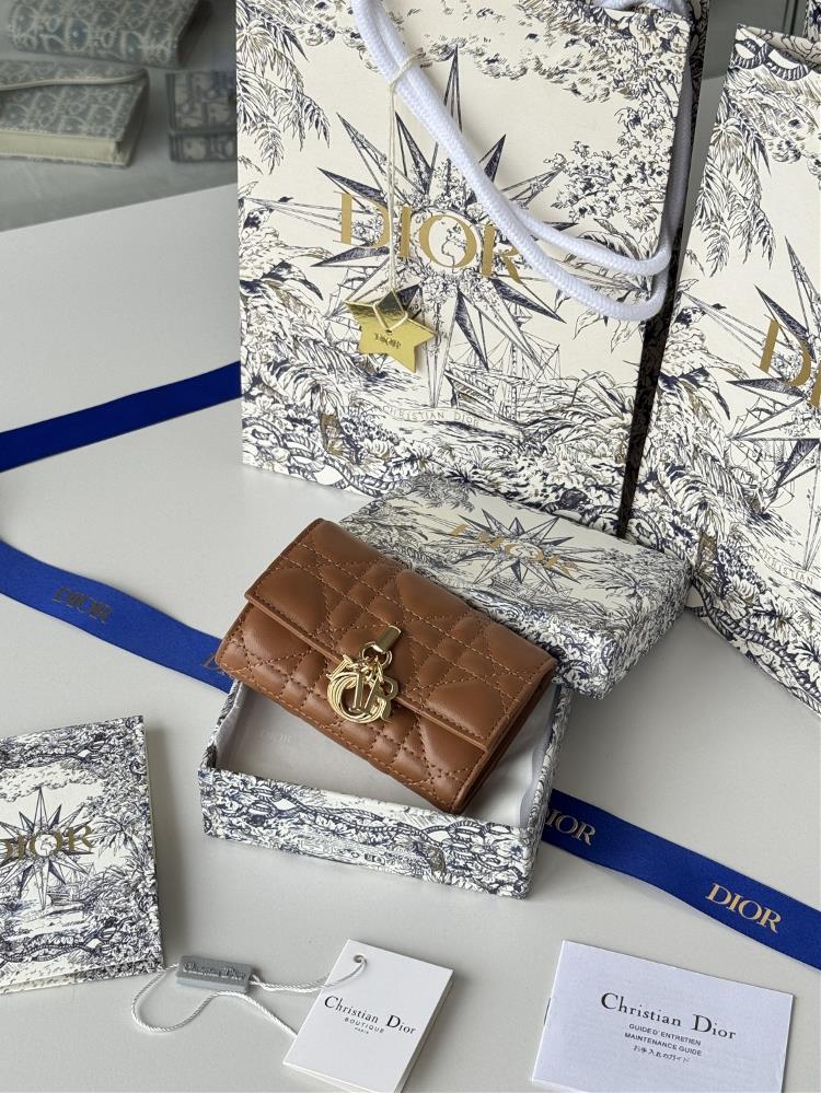 My Dior Glycine WalletThis My Dior Glycine wallet is exquisite practical and unique Crafted with lamb leather and adorned with rattan plaid patte