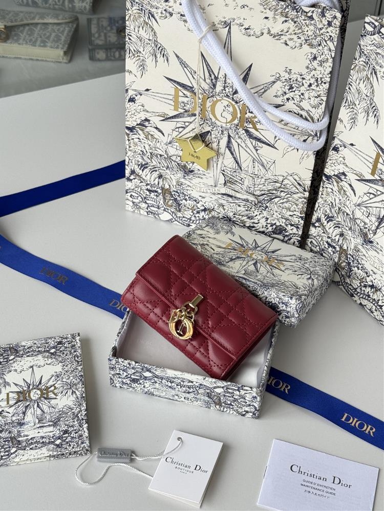 My Dior Glycine WalletThis My Dior Glycine wallet is exquisite practical and unique Crafted with lamb leather and adorned with rattan plaid patte