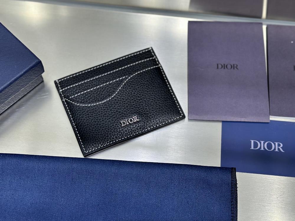 Card clipThis card clip is elegant and practical adorned with the Dior logo There are three card slots on each side with a central card slot at