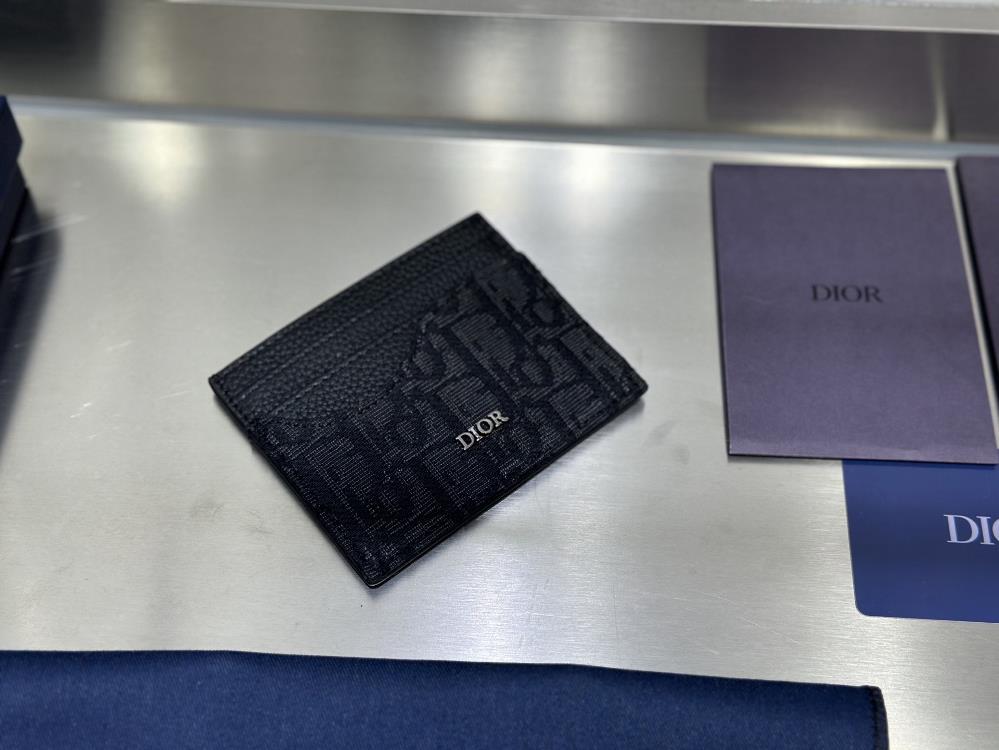 Card clipThis card clip is elegant and practical adorned with the Dior logo There are three card slots on each side with a central card slot at