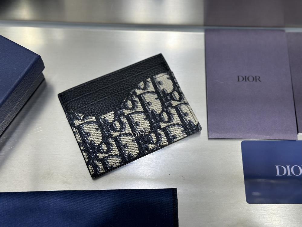 Card clipThis card clip is elegant and practical adorned with the Dior logo There are three card slots on each side with a central card slot at
