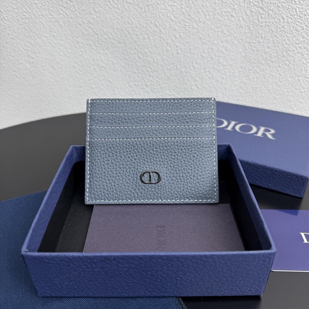 Card clipThis card clip is elegant and practical adorned with the Dior logo There are three card slots on each side with a central card slot at