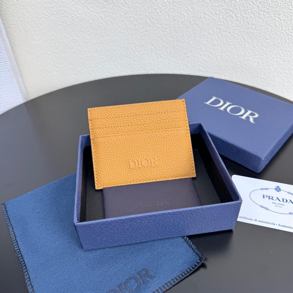 Card clipThis card clip is elegant and practical adorned with the Dior logo There are three card slots on each side with a central card slot at