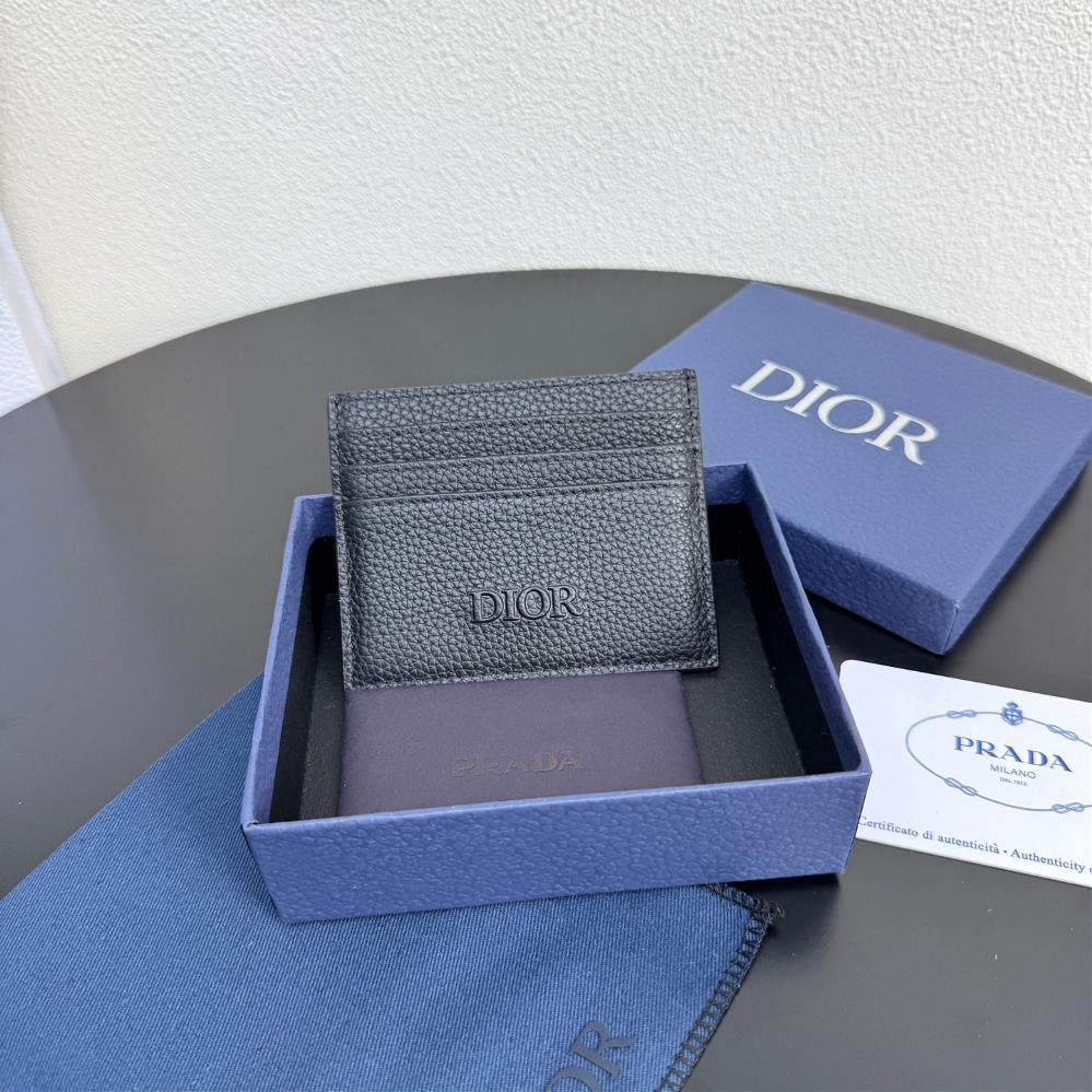 Card clipThis card clip is elegant and practical adorned with the Dior logo There are three card slots on each side with a central card slot at
