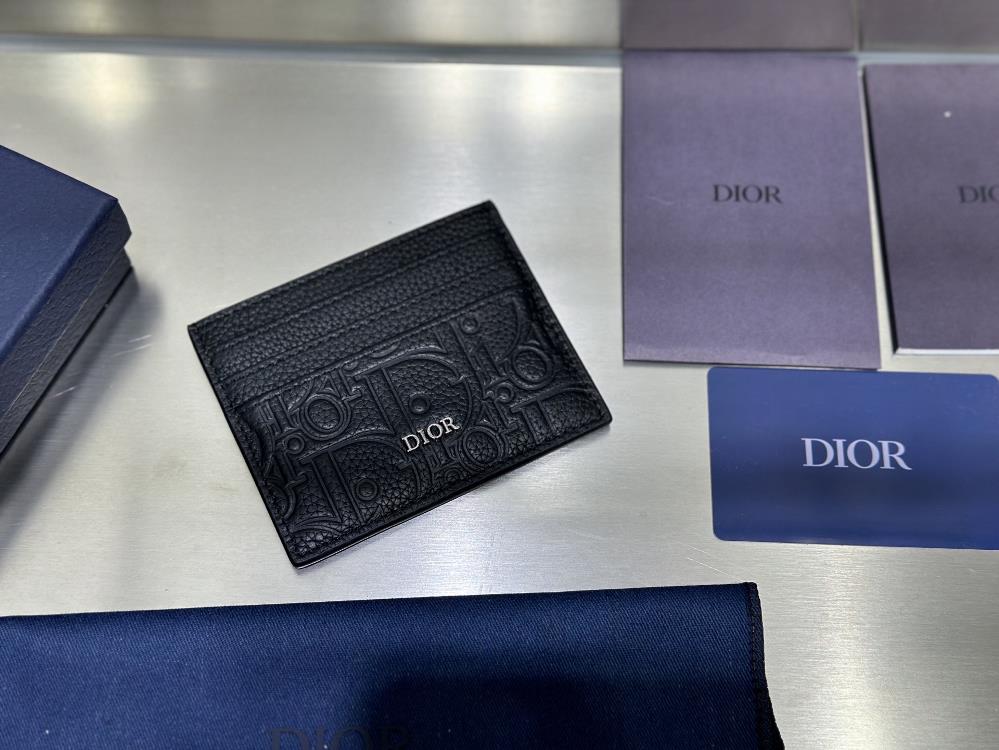 Card clipThis card clip is elegant and practical adorned with the Dior logo There are three card slots on each side with a central card slot at