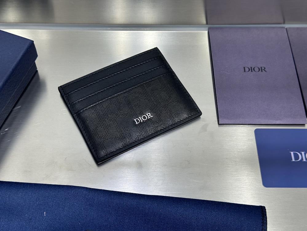 Card clipThis card clip is elegant and practical adorned with the Dior logo There are three card slots on each side with a central card slot at