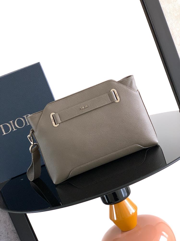 This Dior Normandie A5 triangular handbag is a new addition to the 2025 winter mens clothing collection reinterpreting Diors classic designCrafted