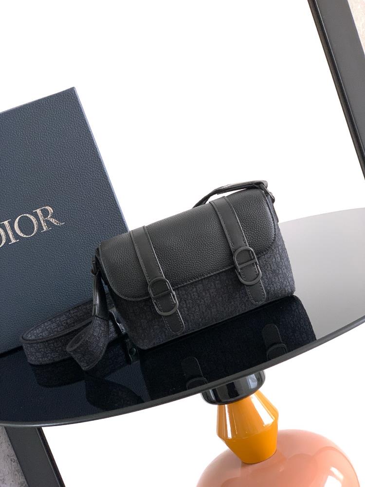This Dior Daily mini flip messenger bag is a new addition to the 2026 Spring Mens collection elegant and practical Crafted with black ultra mini Ob