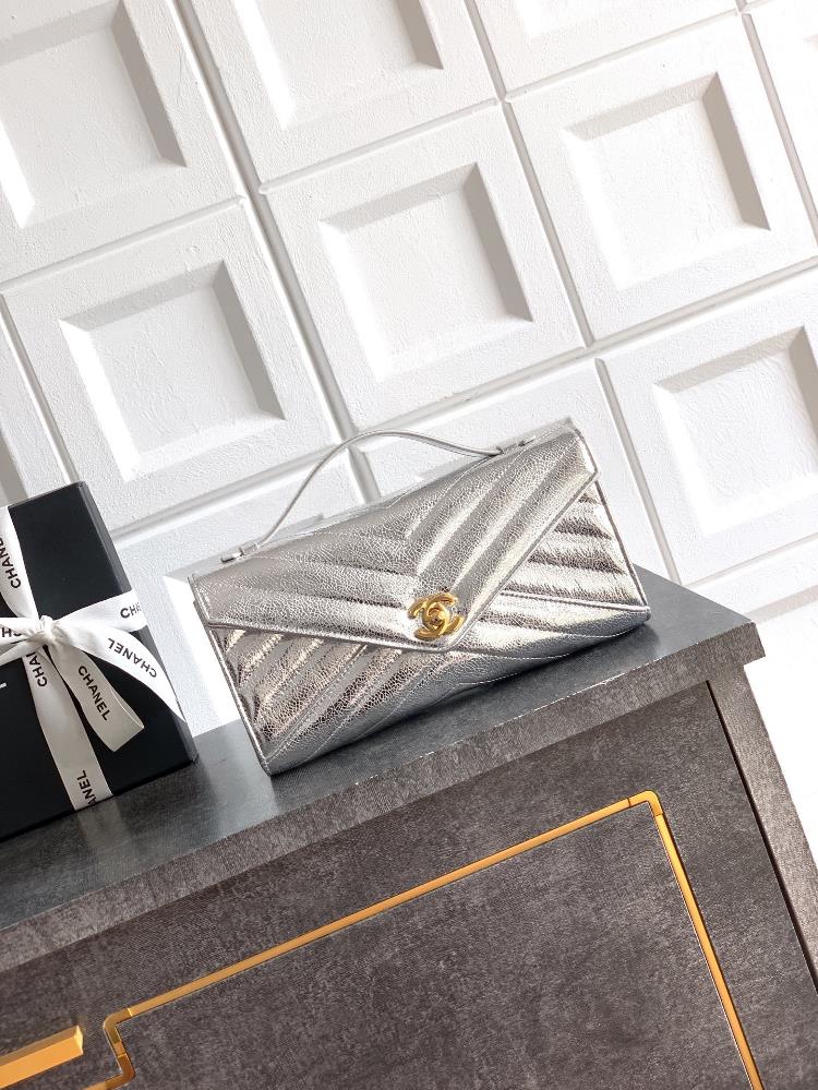 The exquisite OHANEL26X series handbag in Yingguang silver blends classic brand elements for inspiration creating a lightweight and practical delicat