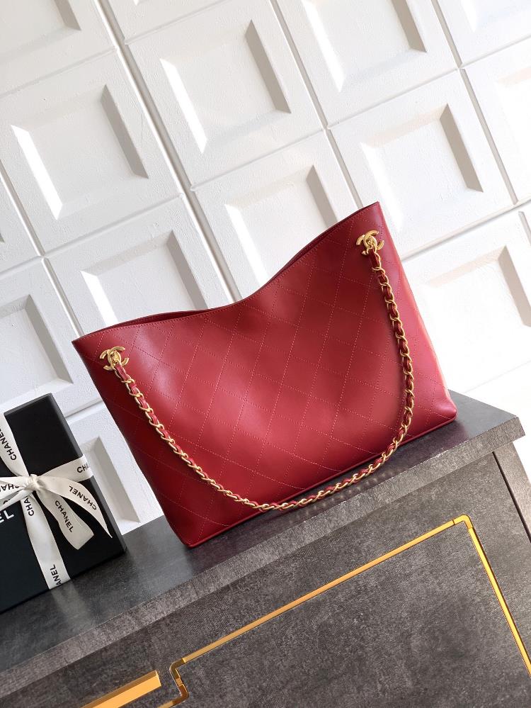 The design of the OHANEL 26ss dynamic underarm bag in burgundy is really great The simple and elegant diamond grid doublesided metal hardware on the