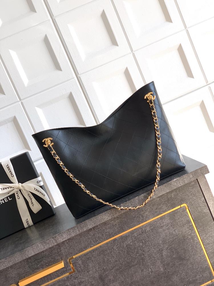 The design of the black OHANEL 26ss dynamic underarm bag is really great The simple and elegant diamond grid doublesided metal hardware on the front