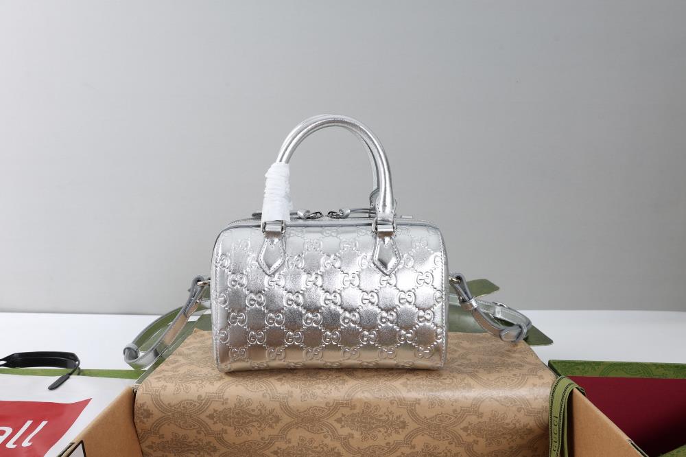 Introduction to GG Emblem series tote bags This shopping bag combines two distinctive ele