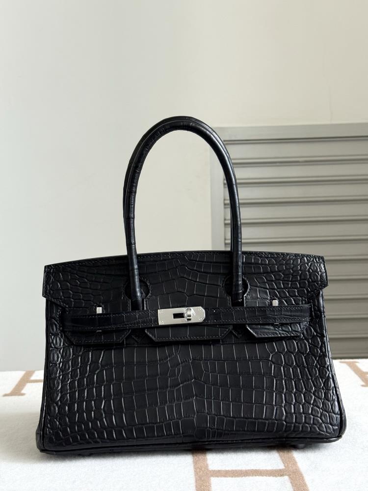 The latest Birkin shoulder is 29cm in size made of matte Nile crocodile leather It is cut from three pieces of leather and comes with imported sheep