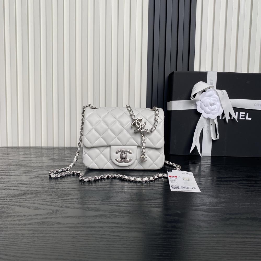 Silver Chain Chanel 25B Exquisite Double CButton CF Series AS5758The highlight of this season is the combination of lambskin and gold metal chain wit