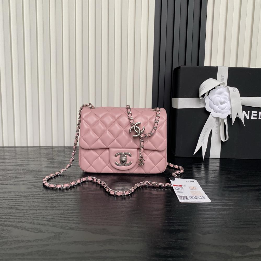 5758Chanel25B Exquisite Double CButton CF Series AS5758The highlight of this season is the combination of lambskin and gold metal chain with dual adj