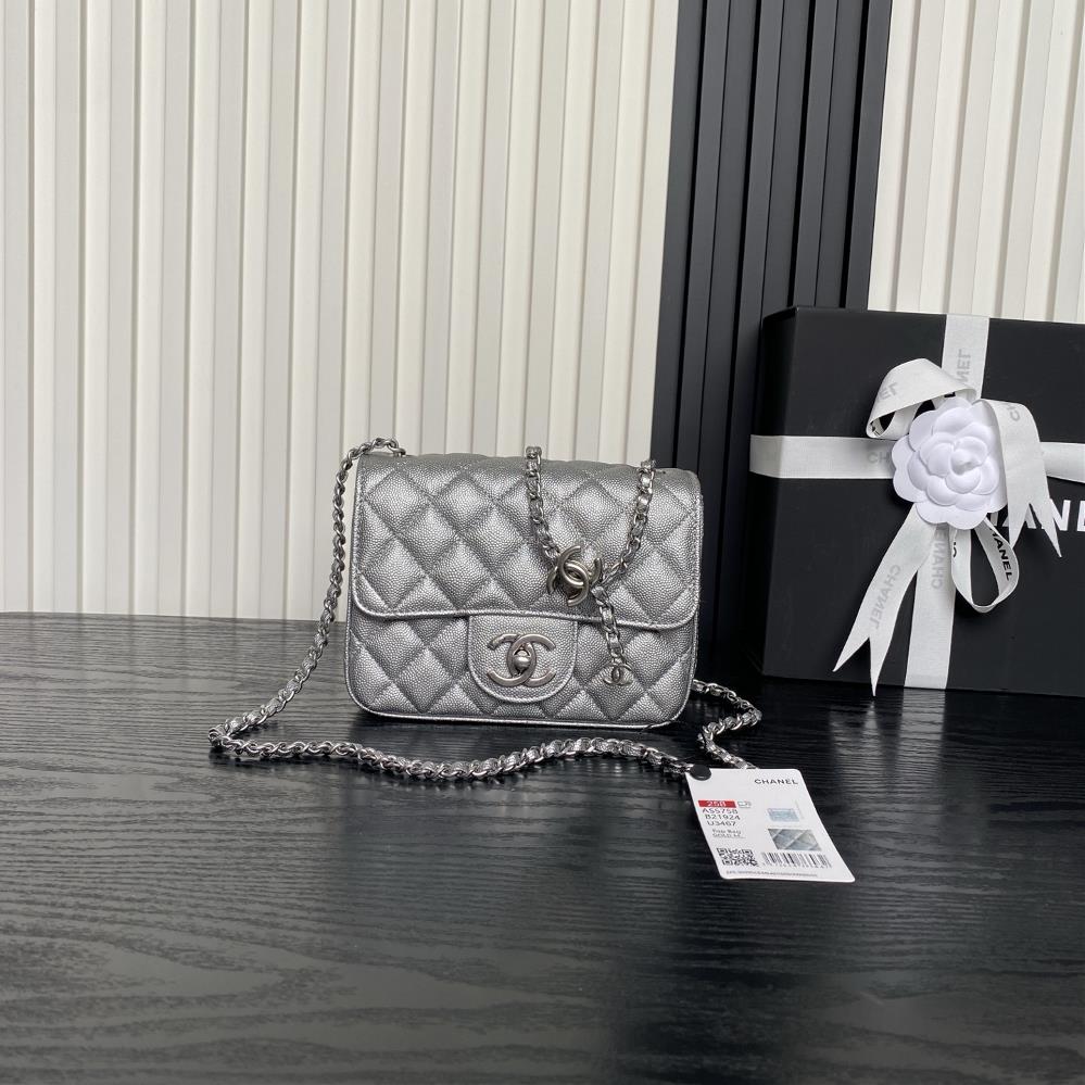 Silver Chain Chanel 25B Exquisite Double CButton CF Series AS5758The highlight of this season is the combination of cowhide and gold metal chain with