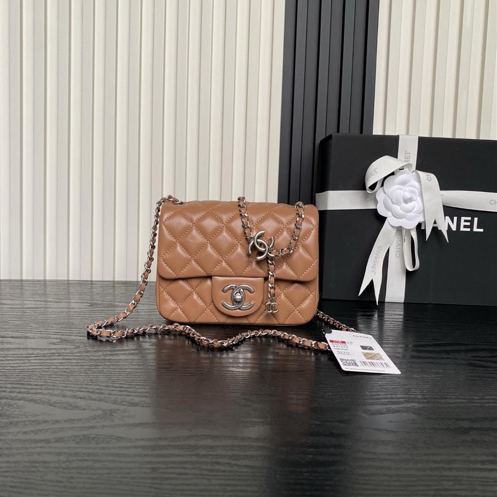 Chanel 25B Exquisite Double CButton CF Series AS5758The highlight of this season is the combination of lambskin and gold metal chain with dual adjust