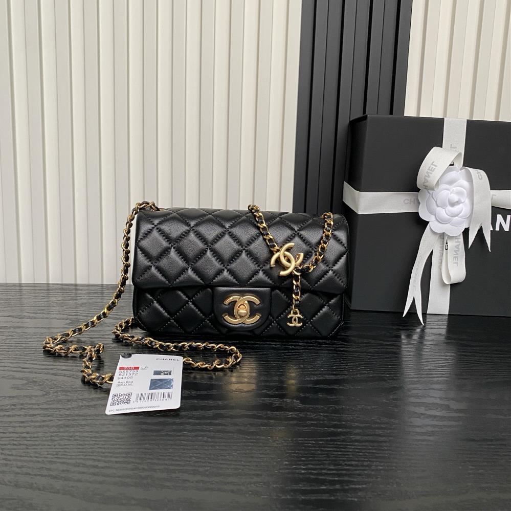Chanel 25Bs stunning double Cbuckle CF series AS5759 lambskin with gold metal chain and dual Cadjustable design highlights this season Exquisite a