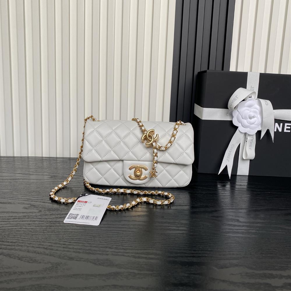 Chanel 25Bs stunning double Cbuckle CF series AS5759 lambskin with gold metal chain and dual Cadjustable design highlights this season Exquisite a