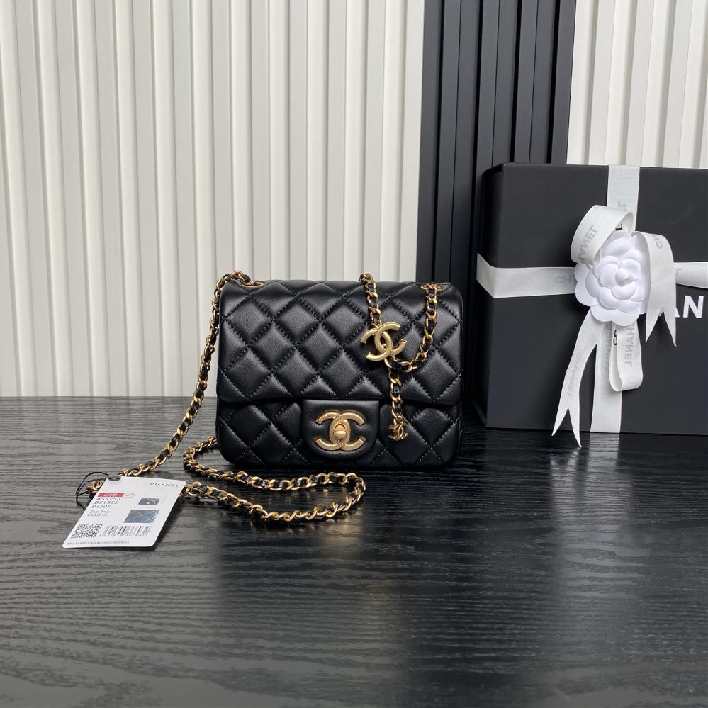 Chanel 25B Exquisite Double CButton CF Series AS5758The highlight of this season is the combination of lambskin and gold metal chain with dual adjust