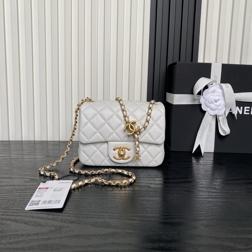 5758Chanel25B Exquisite Double CButton CF Series AS5758The highlight of this season is the combination of lambskin and gold metal chain with dual adj