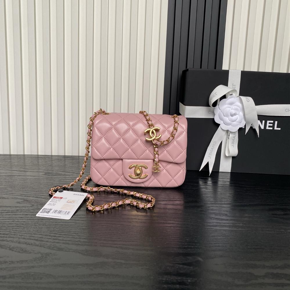 Chanel 25B Exquisite Double CButton CF Series AS5758The highlight of this season is the combination of lambskin and gold metal chain with dual adjust