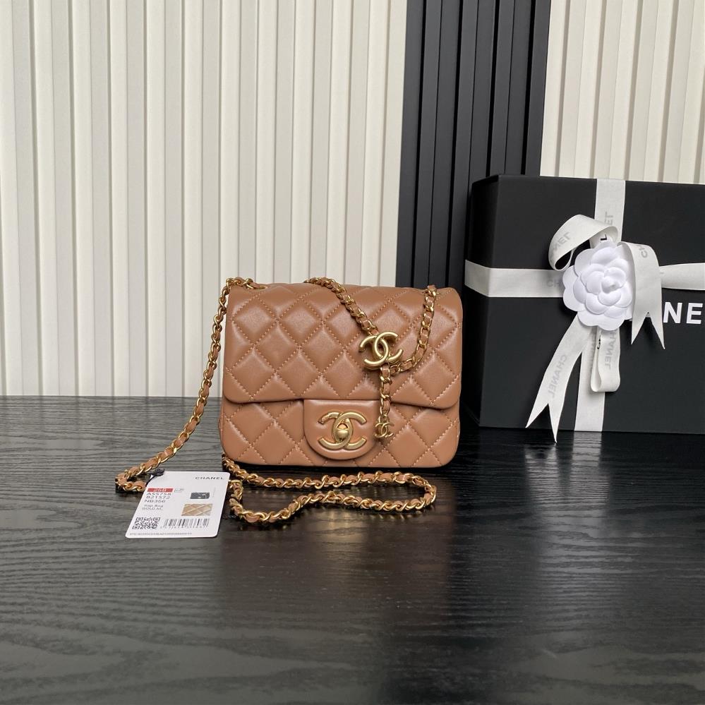 Chanel 25B Exquisite Double CButton CF Series AS5758The highlight of this season is the combination of lambskin and gold metal chain with dual adjust